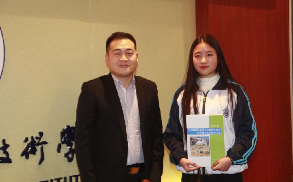 莫顿贸易有限公司运营经理刘乔峰代表企业与学生代表签订《热风现代学徒培养协议》