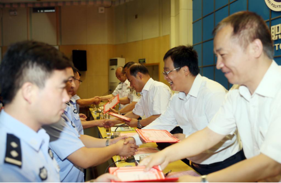 与会领导为学员颁发荣誉证书