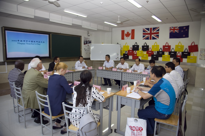 乐游棋牌召开外籍教师座谈会
