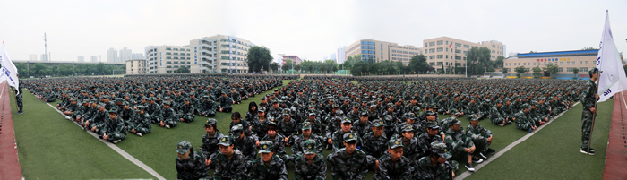 7000余名2017级新生参加仪式