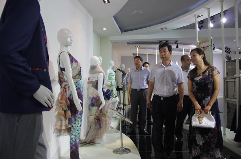 高涛董事长一行参观乐游棋牌部分实验实训室