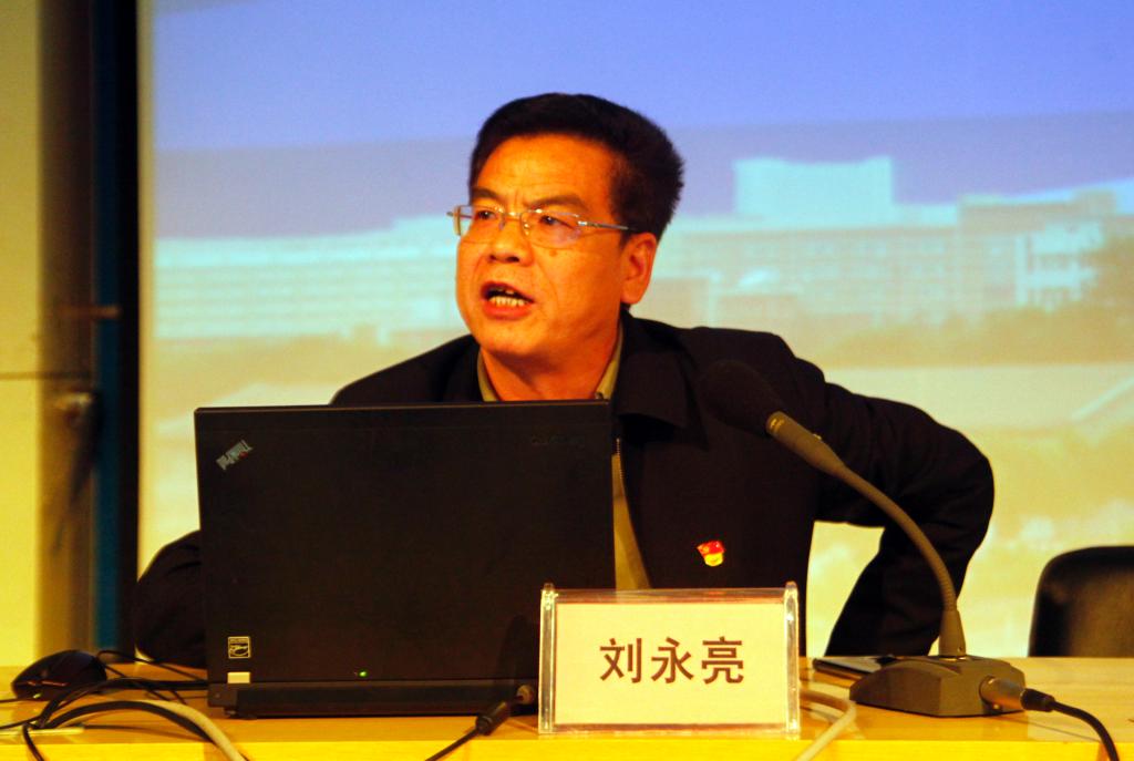 党校校长、党委副书记、副院长刘永亮为学员授课