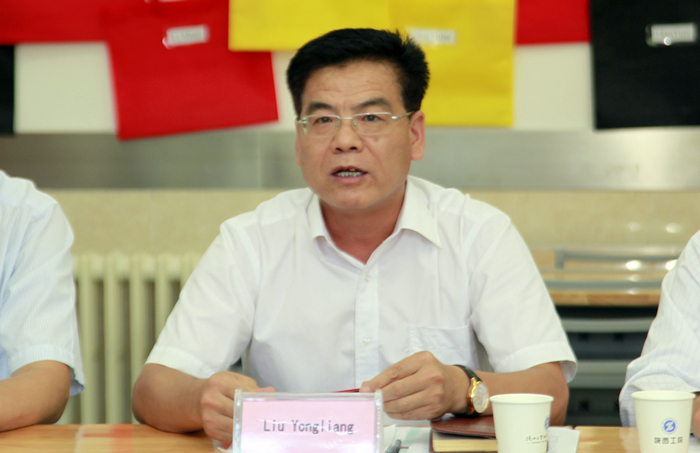 党委副书记、副院长刘永亮与乐游棋牌外籍教师共庆佳节