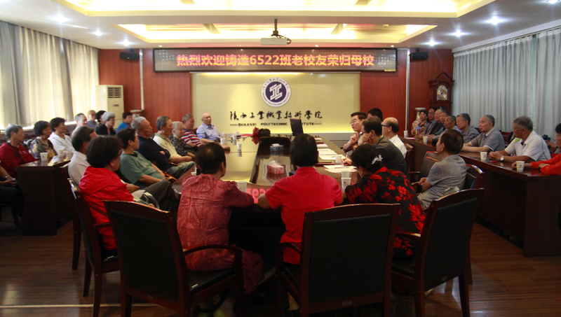 乐游棋牌铸造65级老校友重返母校