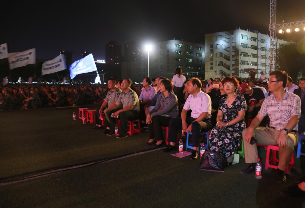 学院领导和2017级新生共同观看演出
