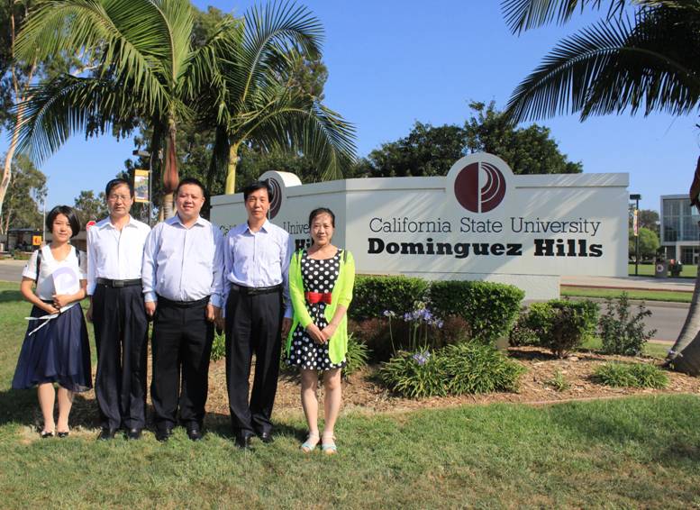 乐游棋牌5名教师在美国加州州立大学多明戈山庄校区