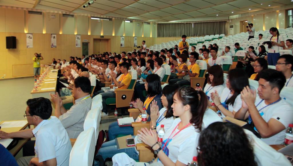 来自台湾各高校的83名营员与重庆、海南、甘肃、安徽等六个省市的观摩代表参加仪式