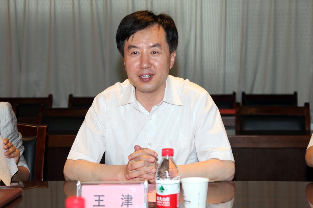 副院长王津主持座谈会