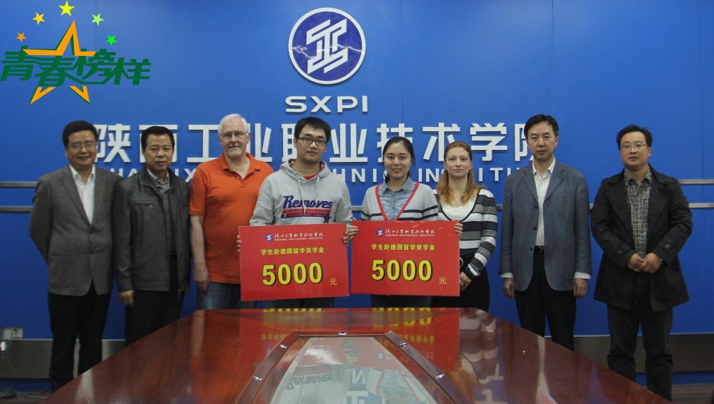 刘卜源同学(右四)在学院举办的欢送会上