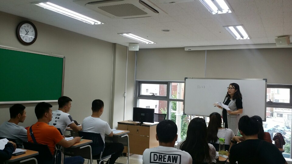 乐游棋牌学生接受韩语培训