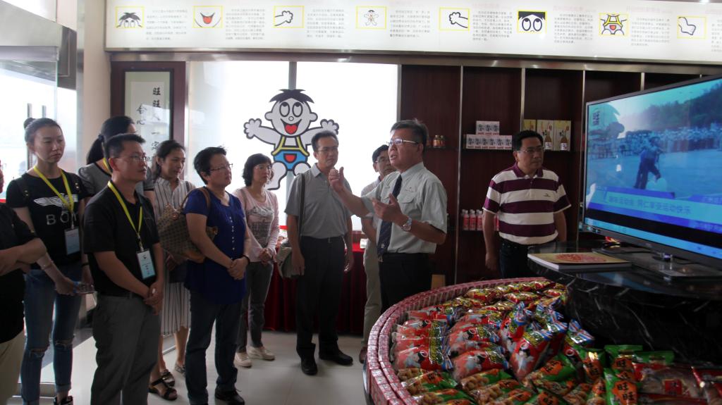 研习营一行听取企业负责人介绍