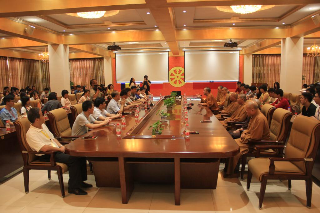 研习营师生与法门寺佛学院大师们交流