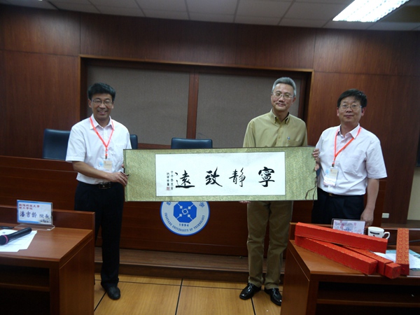 向朝阳科技大学赠送乐游棋牌学生手工艺品