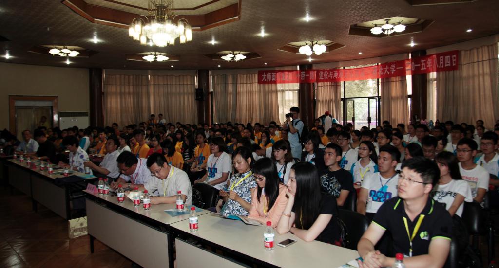 研习营全体营员和学生志愿者130余人聆听讲座