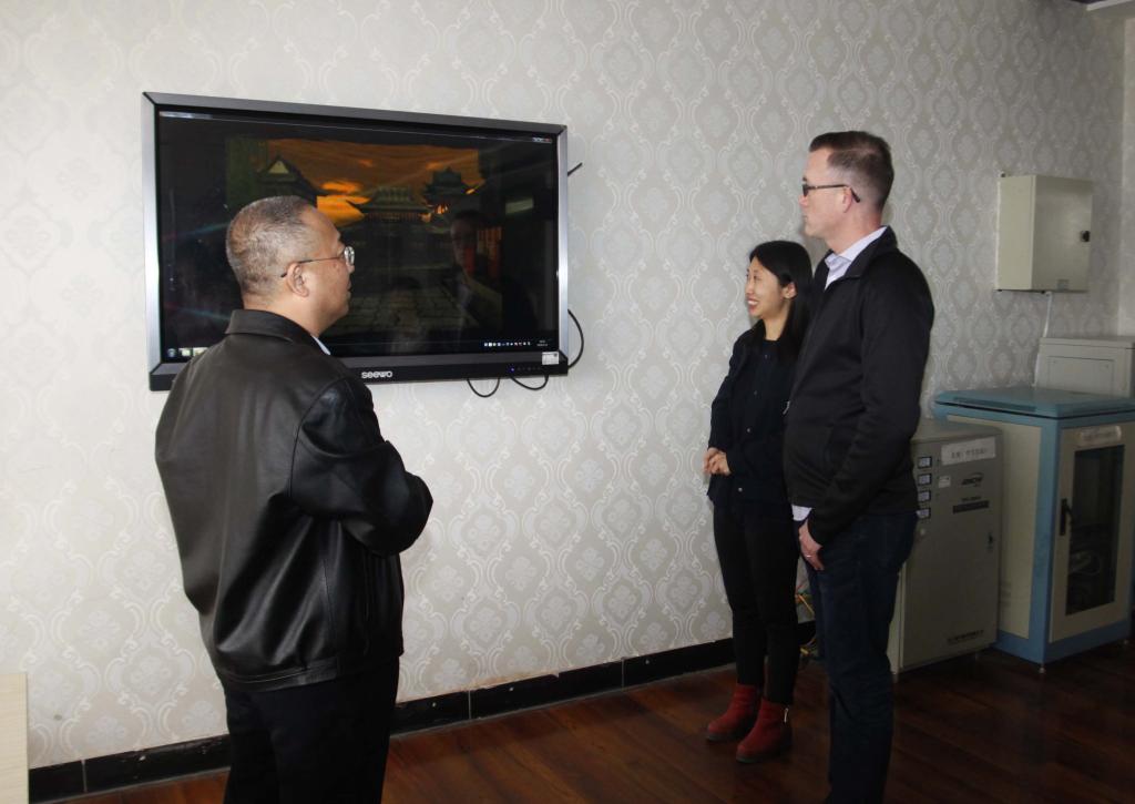 杰夫?布拉德主任一行参观信息工程学院实训基地