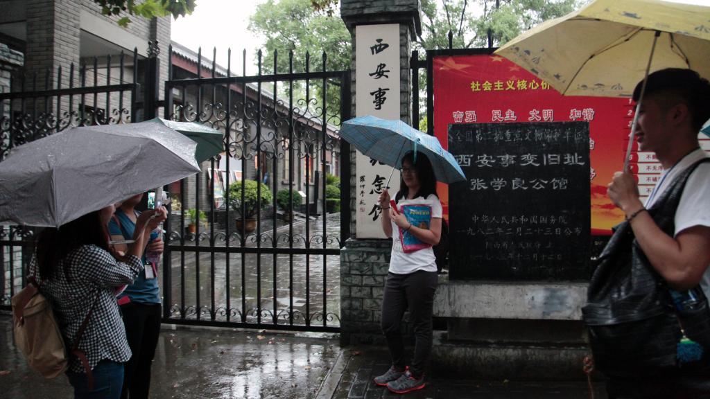 营员在纪念馆留影