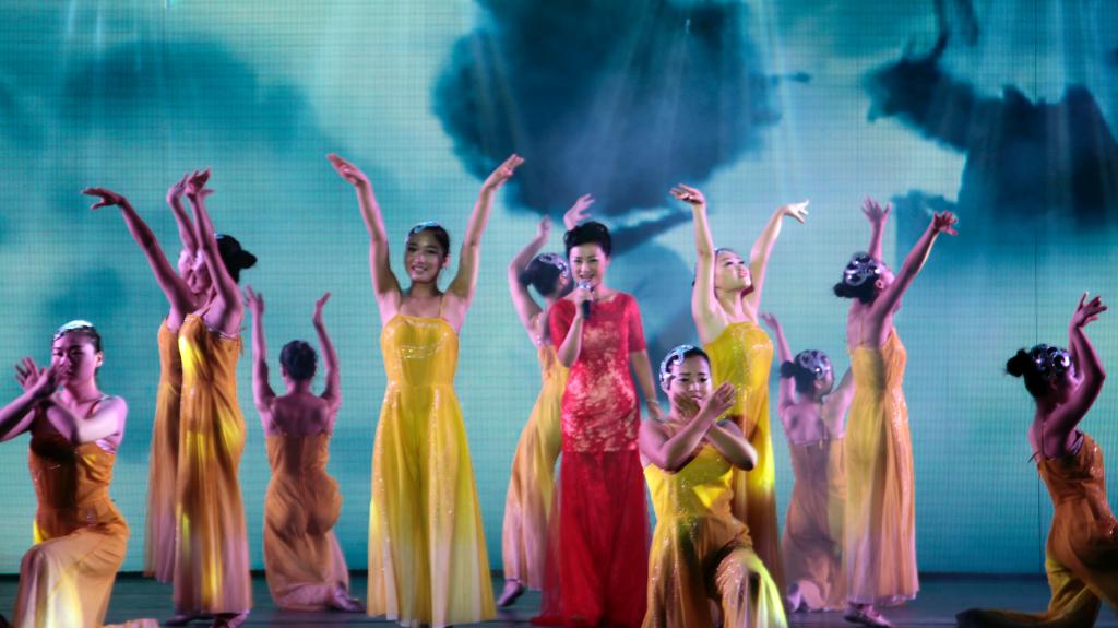 乐游棋牌大学生艺术团奉上精彩节目