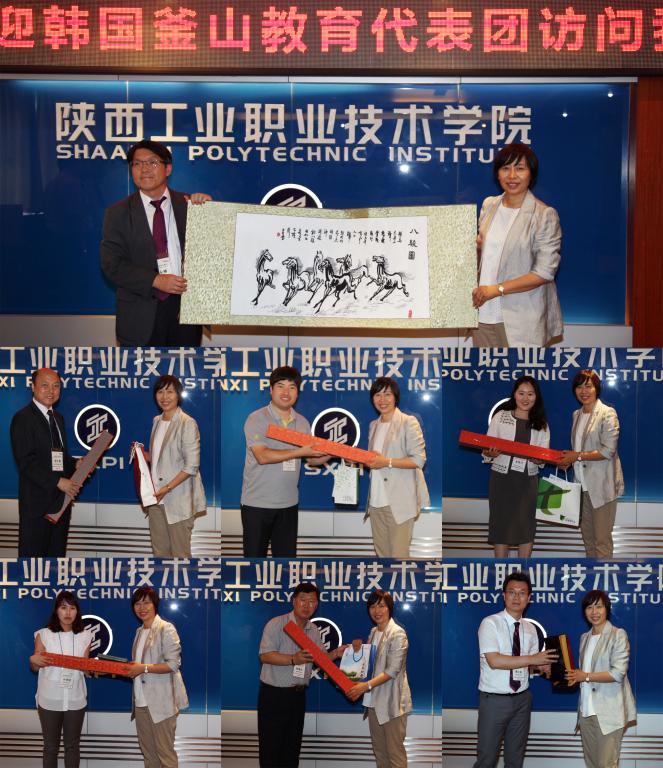 院长张晓云向来宾赠送乐游棋牌学生技能作品