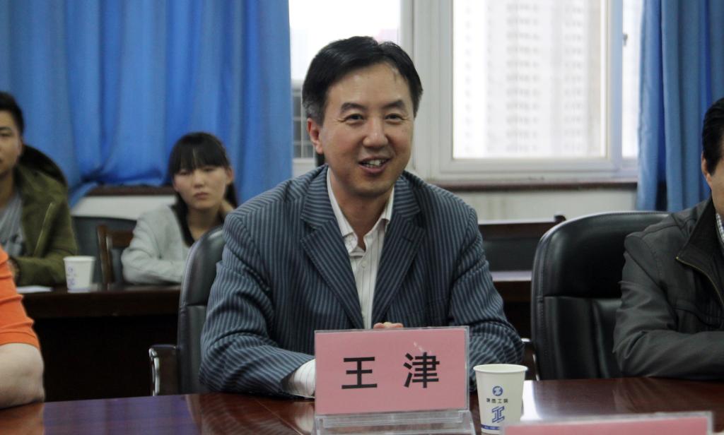 副院长王津向两名同学表示祝贺