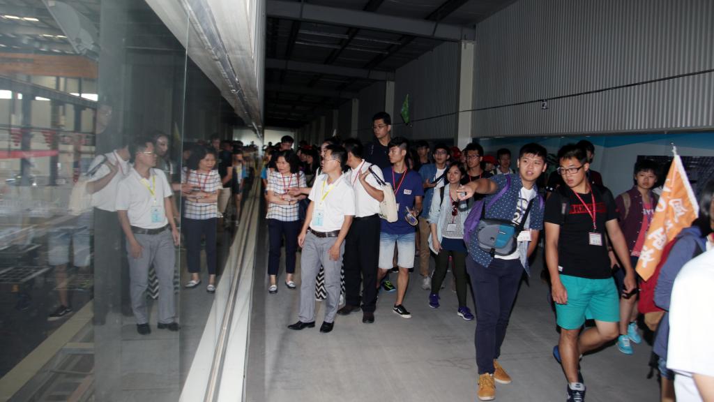 营员参观比亚迪汽车第十五事业部钣金工厂