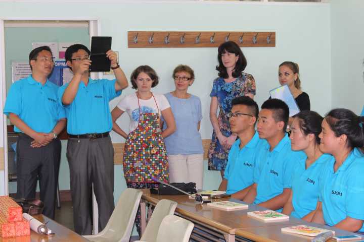 乐游棋牌师生在符大课堂学习