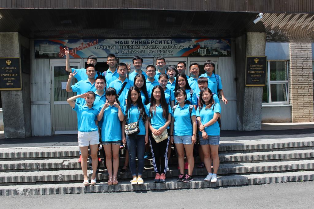 乐游棋牌师生交流团在符大合影留念