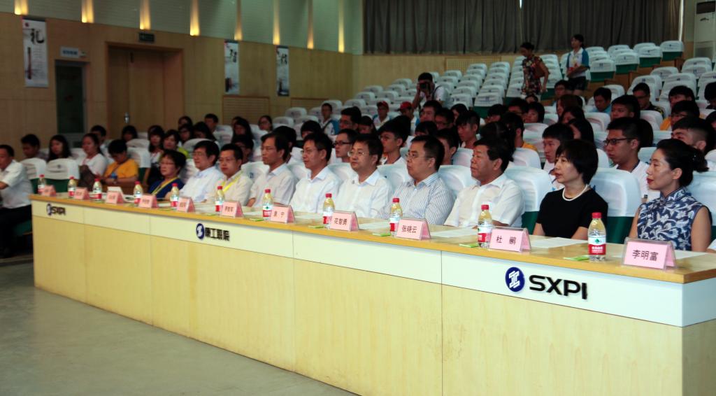 陕西省台办主任闫超英,省委统战部副部长侯社教,省委高教工委委员、统战部部长李智军,省政府学位委员会秘书长袁宁,中华职教社副总干事杨农,省中华职教社秘书长李明富和陕西工院党委书记、省中华职教社副主任崔岩,院长张晓云出席仪式