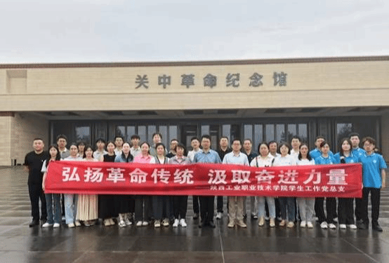 一群人站在建筑前 AI 生成的内容可能不正确。