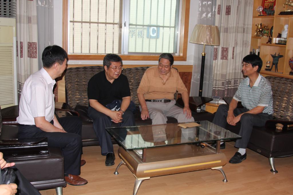 学院领导看望全国优秀工会工作者罗振武