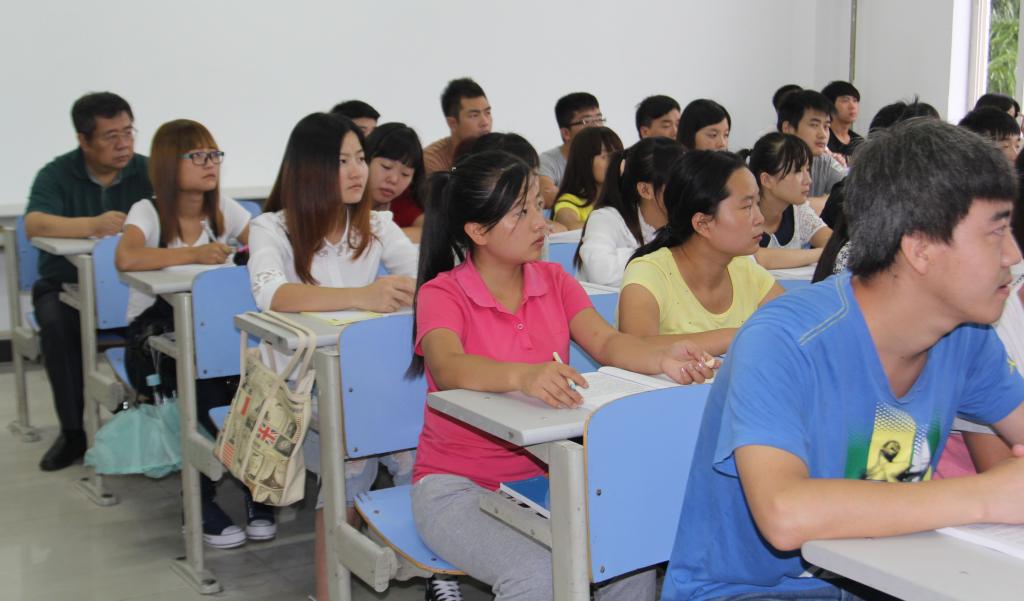 党委书记邓志辉在崇文南楼8区202教室听课