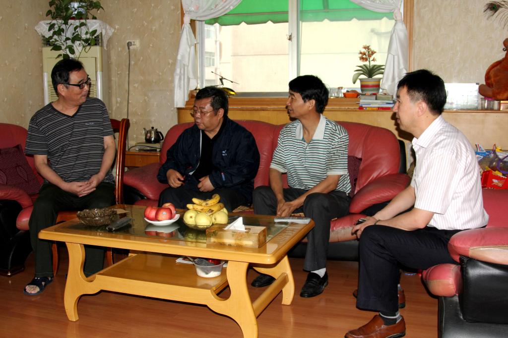 学院领导看望陕西省劳动模范黄德保