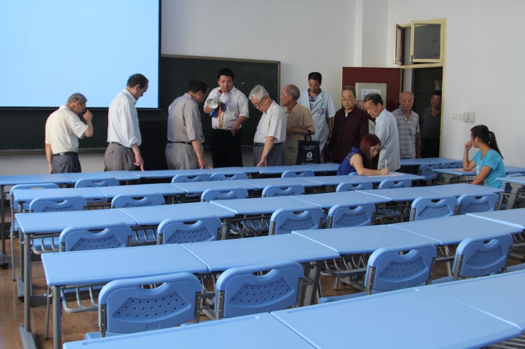 参观新装修学生教室