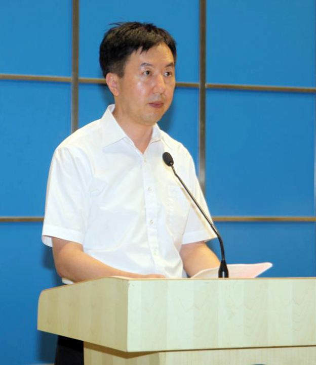 副院长王津主持会议