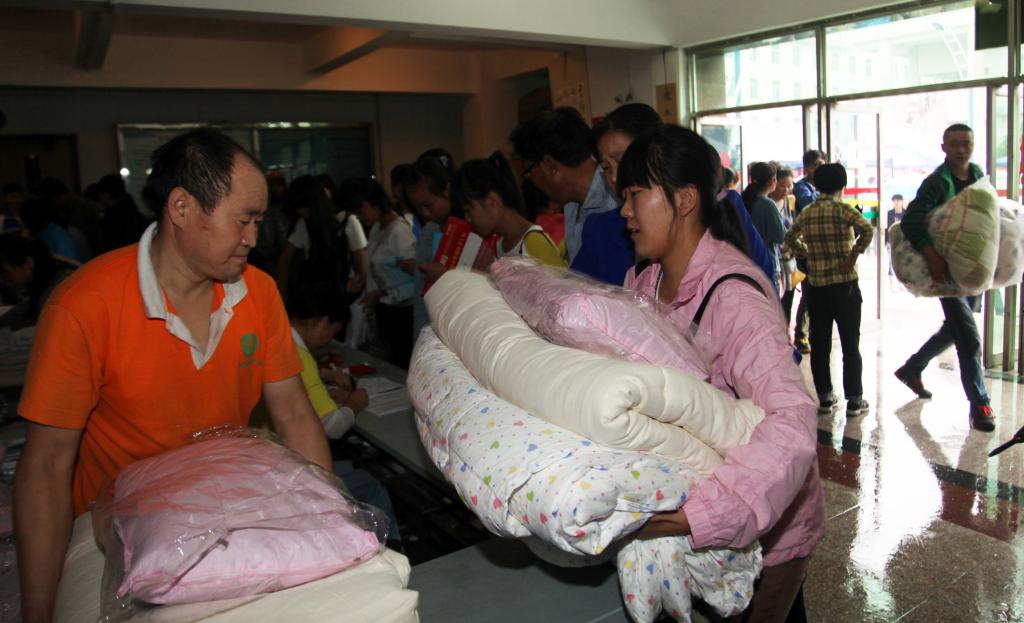 学院为2014级新生免费发放被褥