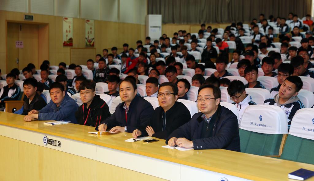 师生代表400余人聆听报告会