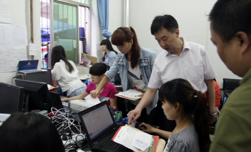 学院领导亲临迎新现场指导工作