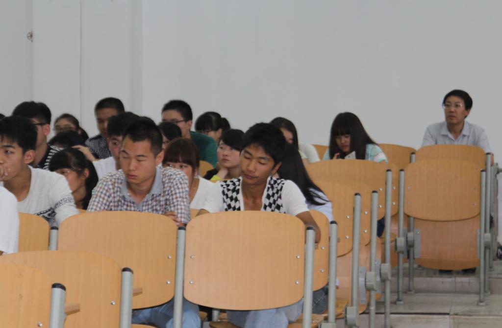 党委副书记王天哲在崇文西楼301教室听课