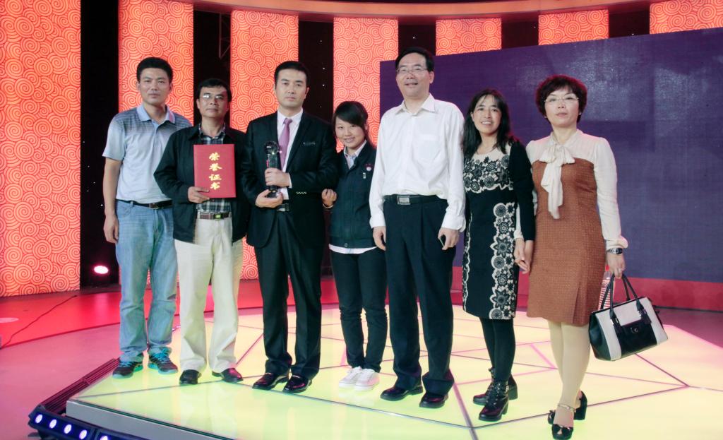 乐游棋牌工会主席刘文青、参赛选手侯涛与全国教科文卫体工会副主席陈志标(右三)、陕西省教育工会副主席张朝惟(右二)、陕西省总工会宣教部副部长梁仁义(左二)合影