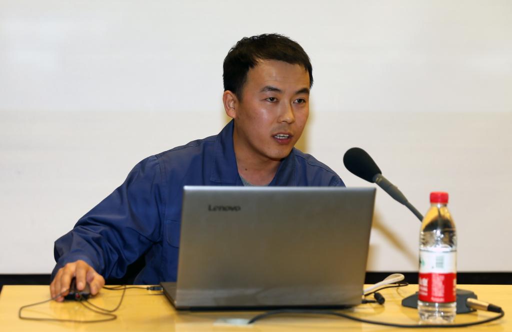 优秀毕业生何小虎与师生分享自己的成长经历