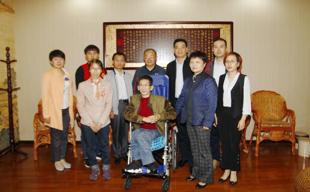 学院领导与一加青年志愿者服务队成员合影