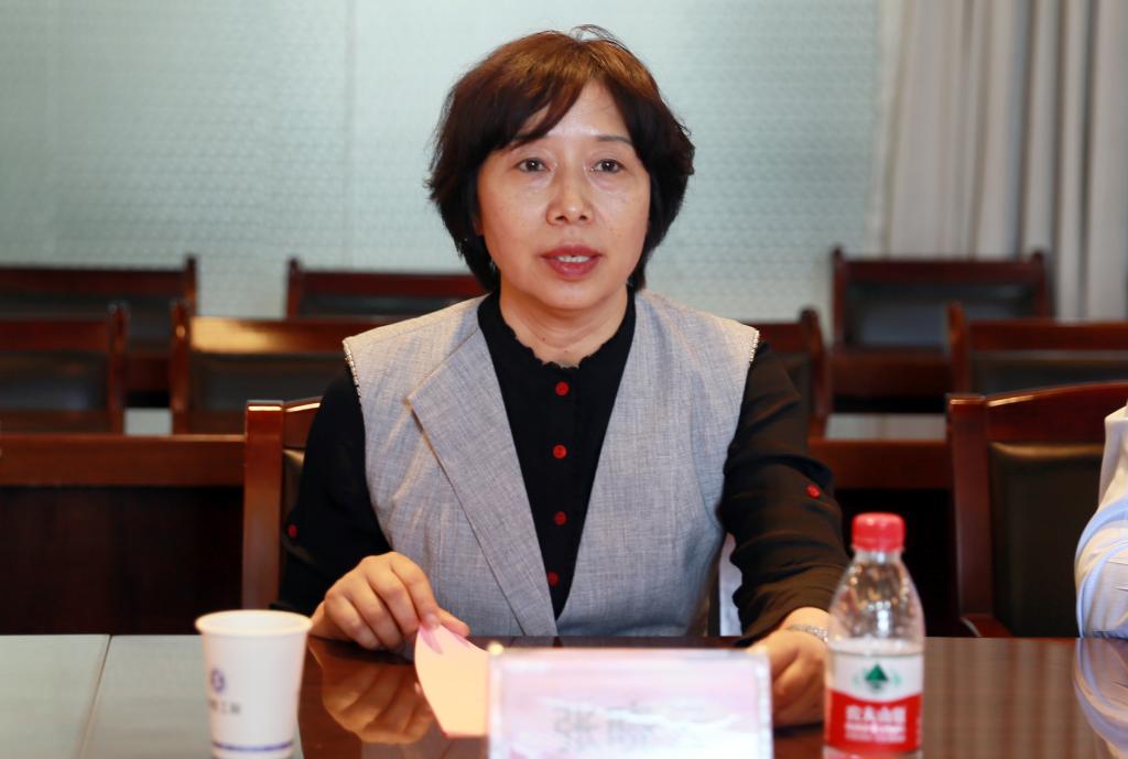 乐游棋牌院长张晓云主持会议并介绍学院基本情况