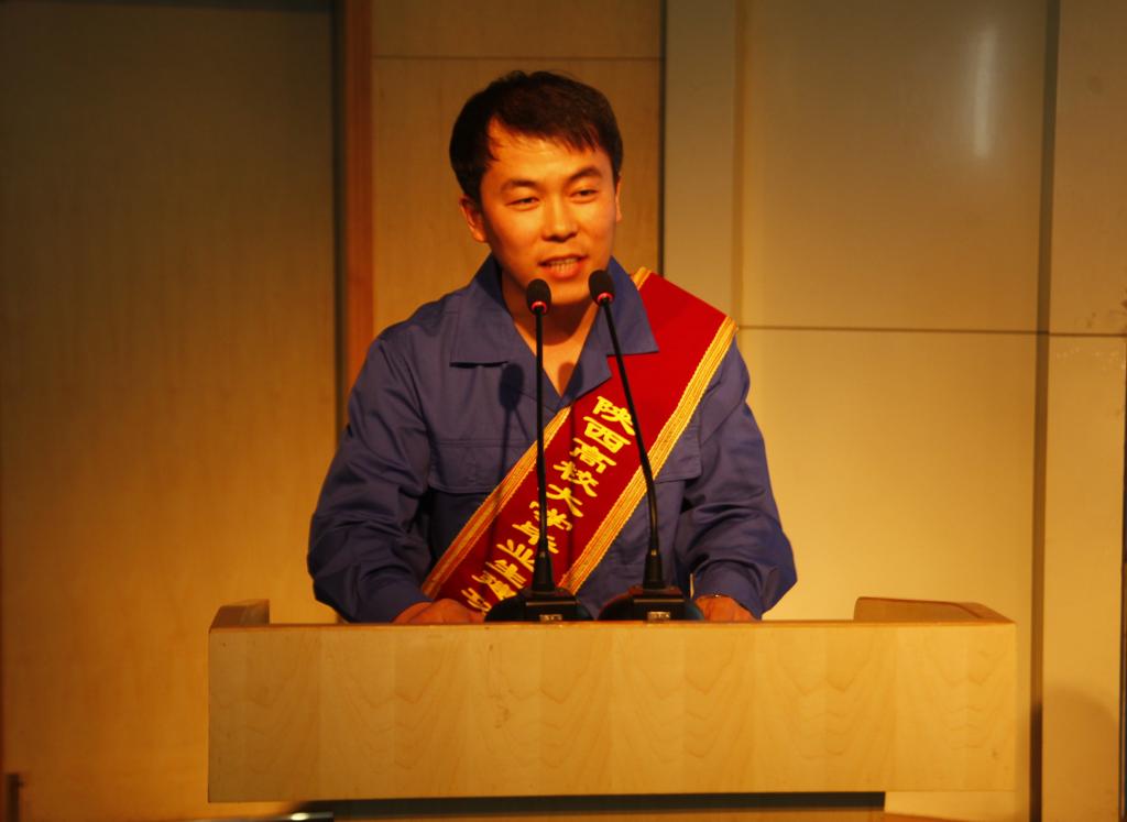乐游棋牌2010届毕业生、西安航天发动机国家技师何小虎