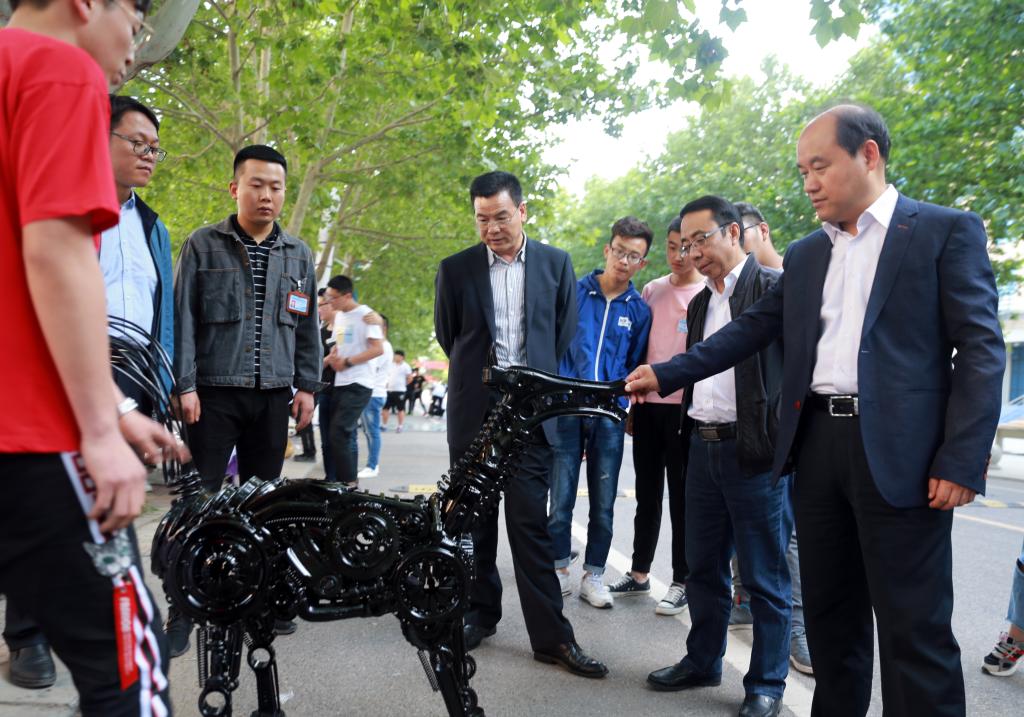 乐游棋牌举办“培育现代工匠,成就出彩人生”大学生科技作品展