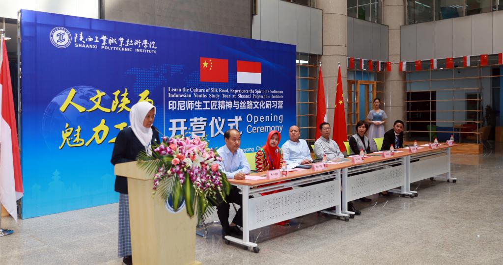 省教育厅副厅长赵昶葆、省教育厅国际处处长孙建宁、印尼万隆高级中学副校长诺维塔,乐游棋牌院长张晓云、副院长梅创社出席开营仪式