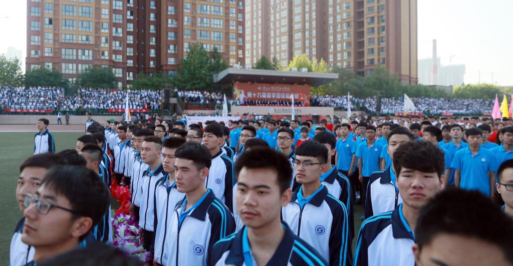 全场面向国旗行注目礼