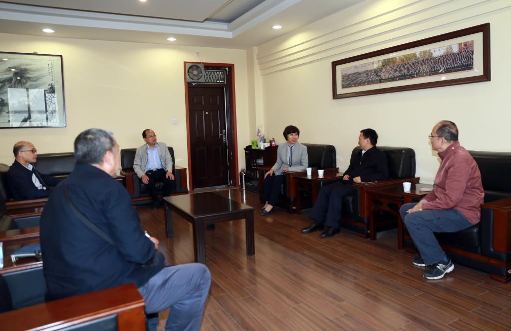 院长张晓云与来宾交流