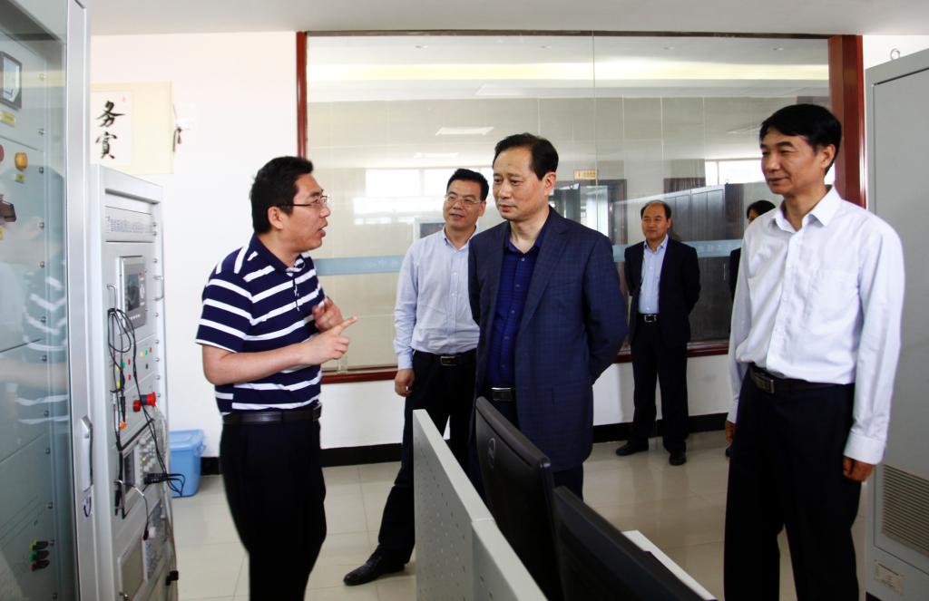 王秉琦副部长听取分布式能源及智能微电网系统介绍