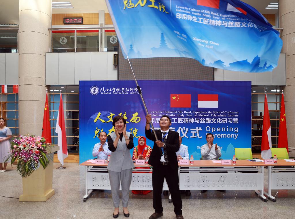 院长张晓云向研习营代表辛格?布里安多科授营旗