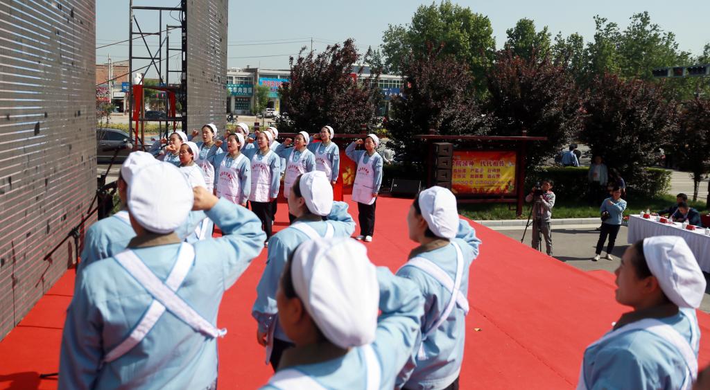 何菲带领赵梦桃小组全体组员宣誓