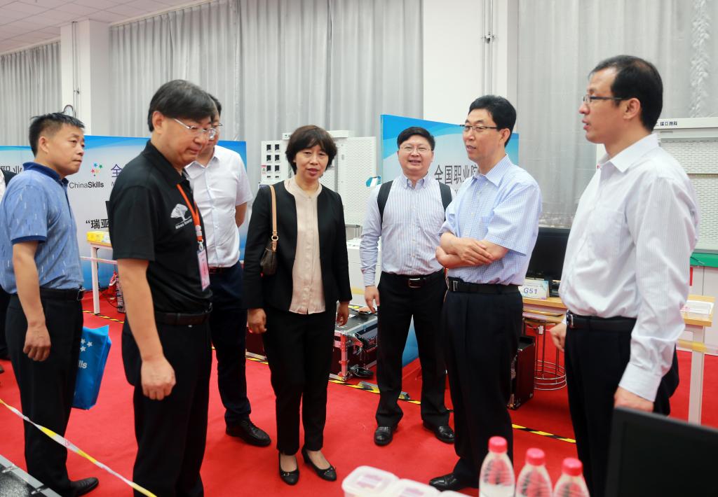 教育部民族教育司副司长葛维威一行亲临竞赛现场指导